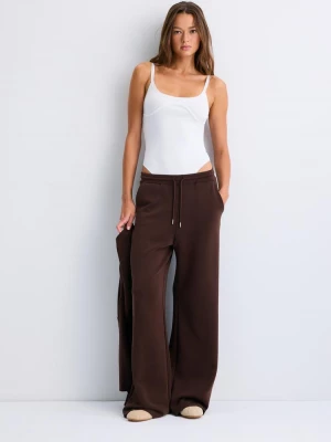 Obrázek produktu Stradivarius Kalhoty Jogger Palazzo S Jemným Povrchem Brown