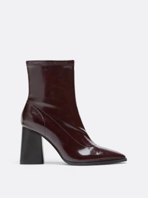 Obrázek produktu Stradivarius Kotníčkové Boty Na Podpatku S Lakovaným Efektem Burgundy