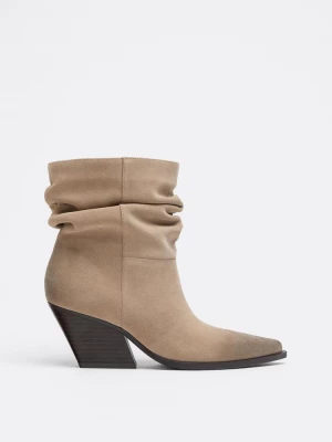 Obrázek produktu Stradivarius Kožené Kotníčkové Boty Na Podpatku S Efektem Broušení Béžová