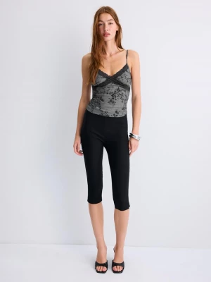 Obrázek produktu Stradivarius Přiléhavý Krajkový Top S Vločkováním Dark Grey