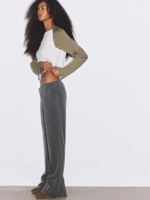 Obrázek produktu Stradivarius Společenské Kalhoty S Detailem Na Zádech A Low Waist Šedá