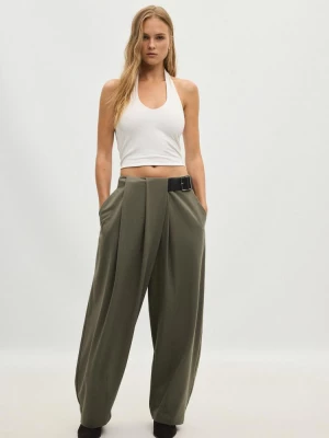 Obrázek produktu Stradivarius Společenské Kalhoty Se Sklady A Páskem Khaki