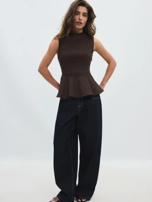 Obrázek produktu Stradivarius Vypasovaný Top S Peplum Volánem A Stojáčkem Brown