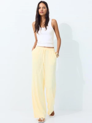 Obrázek produktu Stradivarius Vzdušné Kalhoty Se Vzhledem Lnu Pastel Yellow