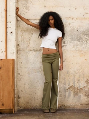 Obrázek produktu Stradivarius Zvonové Kalhoty S Ohrnutým Pasem Khaki